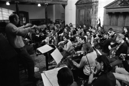 Nederlands Studenten Orkest repeteert in Ruine kerk te Bergen., Bestanddeelnr 923-1267