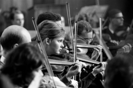 Nederlands Studenten Orkest aan het repeteren in het Ruine Kerkje te Bergen, Bestanddeelnr 914-6832