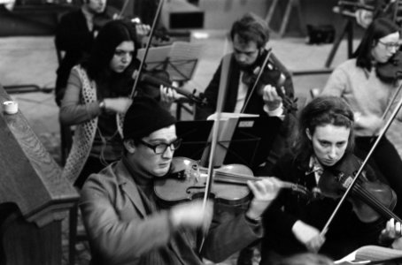 Nederlands Studenten Orkest repeteert in Ruine kerk te Bergen., Bestanddeelnr 923-1268