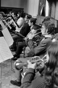 Nederlands Studenten Orkest repeteert in Ruine kerk te Bergen. Nummer 24 Dirigen, Bestanddeelnr 923-1264