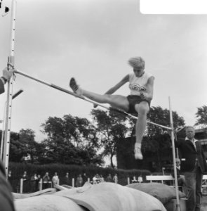 Nederlandse Atletiekkampioenschappen Rotterdam. Marjan Thomas kampioene hoogspri, Bestanddeelnr 920-5964