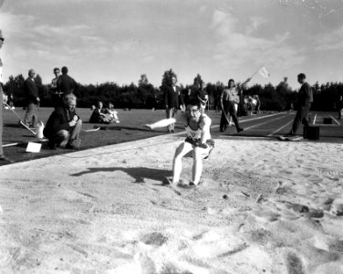 Nederlandse atletiekkampioenschappen in Groningen, H. Pappers kampioen verspring, Bestanddeelnr 918-0764