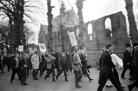Nederlands Studenten Orkest in Ruinekerk te Bergen, aanko studenten bij kerk, Bestanddeelnr 919-9383
