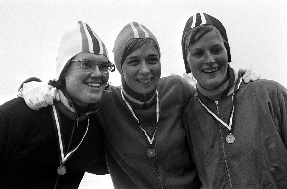 Nederlands Schaatskampioenschappen te Deventer, v.l.n.r. Stien Kaiser (3e) , Car, Bestanddeelnr 918-6120