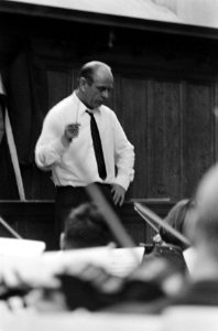 Nederlands Studenten Orkest in Bergen, Noord-Holland, Jan Brussen tijdens repeti, Bestanddeelnr 918-6337