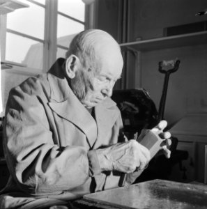 Nederlands oudste werknemer bij apotheek N. Nanning te Den Haag, 80 jaar in dien, Bestanddeelnr 916-3869