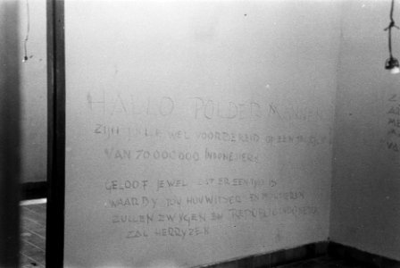 Nederlandstalige tekst op een muur 'hallo poldermannen. Zijn jullie wel voorber, Bestanddeelnr 5-3-3