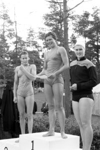 Nederlandse zwemkampioenschappen te Apeldoorn, nr. 17 v.l.n.r. G. Kok , A. den H, Bestanddeelnr 911-4853