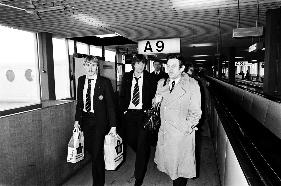 Nederlands voetbalelftal terug op Schiphol vlnr Schoenaker, Krol, bondscoac, Bestanddeelnr 930-6378