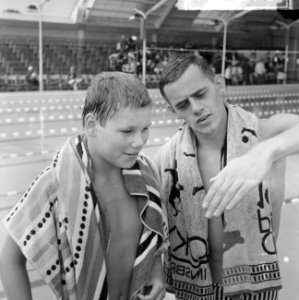 Nederlandse zwemkampioenschappen te Emmen, Henri van Osc met Joop Schullemans, Bestanddeelnr 918-0379
