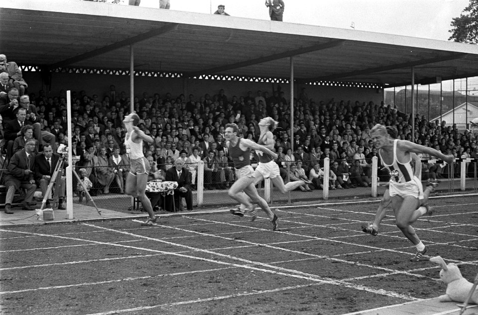 Nederlandse Atletiekkampioenschappen Rotterdam. 100m heren Ad de Jong (links) wi, Bestanddeelnr 920-5963
