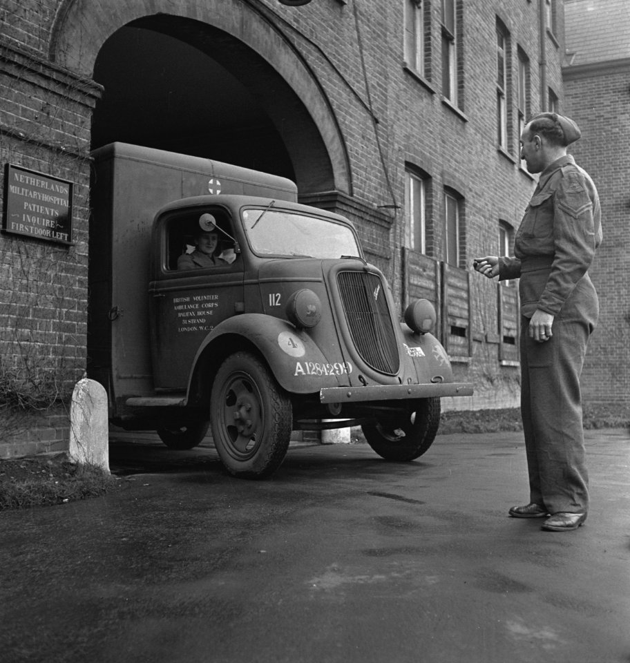 Nederlandse ziekenhuizen met Nederlands personeel in Engeland. Een ambulance v, Bestanddeelnr 934-9367