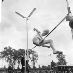 Nederlandse Atletiekkampioenschappen Rotterdam. Marjan Thomas kampioene hoogspri, Bestanddeelnr 920-5966