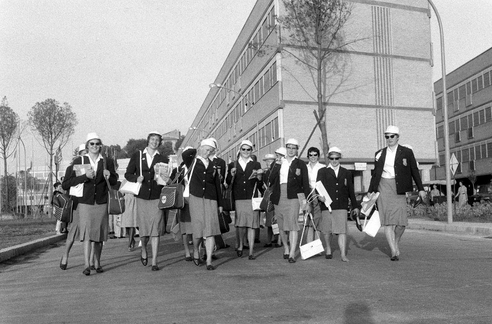 Nederlandse zwemsters in Rome, zwemsters aan het wandelen in het Oylmpisch dorp, Bestanddeelnr 911-5197