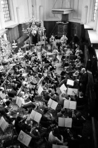 Nederlands Studenten Orkest aan het repeteren in het Ruine Kerkje te Bergen, ove, Bestanddeelnr 914-6835