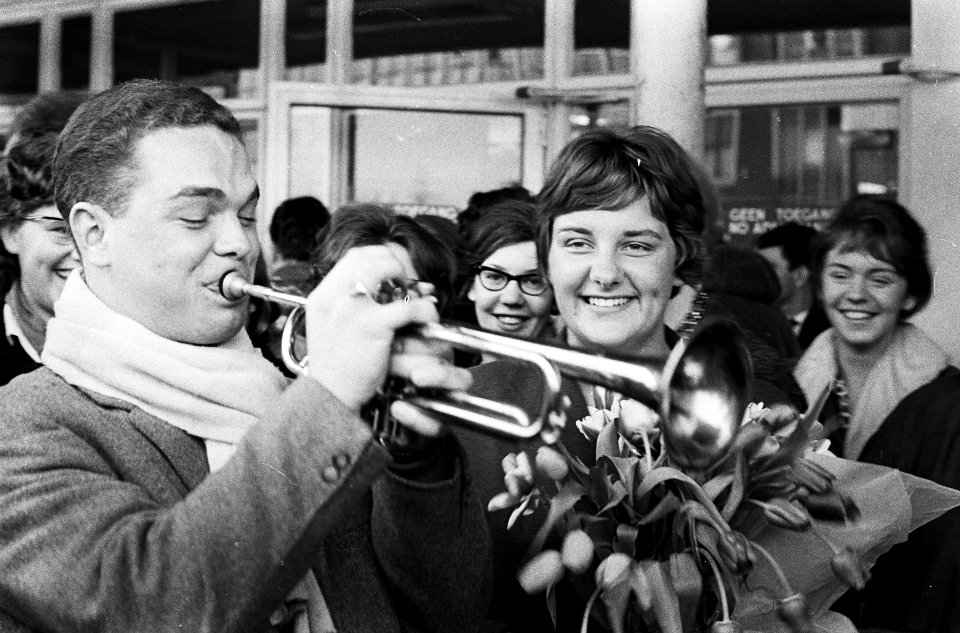 Nederlandse zwemsters terug uit Zuid-Afrika Erica Terpstra werd ontvangen door , Bestanddeelnr 914-9805