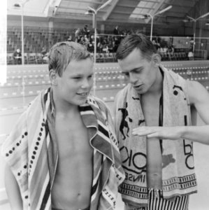 Nederlandse zwemkampioenschappen te Emmen, Henri van Osc met Joop Schullemans, Bestanddeelnr 918-0380
