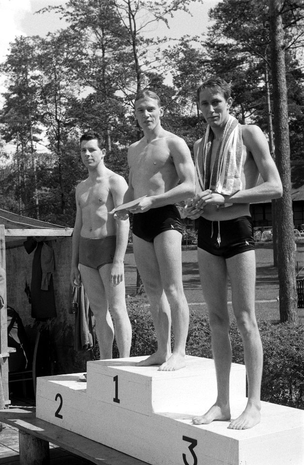 Nederlandse zwemkampioenschappen te Apeldoorn, nr. 12 en v.l.n.r. J. de Jong, Ja, Bestanddeelnr 911-4849