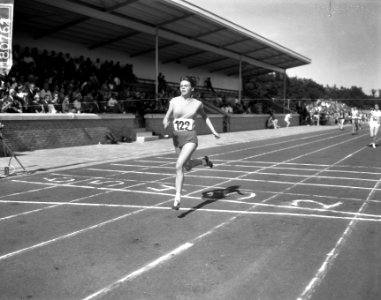 Nederlandse atletiekkampioenschappen in Groningen, Hilda Slaman in actie, Bestanddeelnr 918-0761
