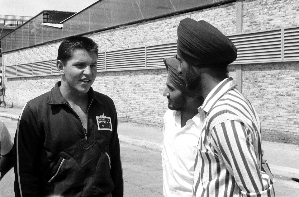 Nederlandse zwemsters in Rome, John Konrads in gesprek met 2 deelnemers uit Keny, Bestanddeelnr 911-5198