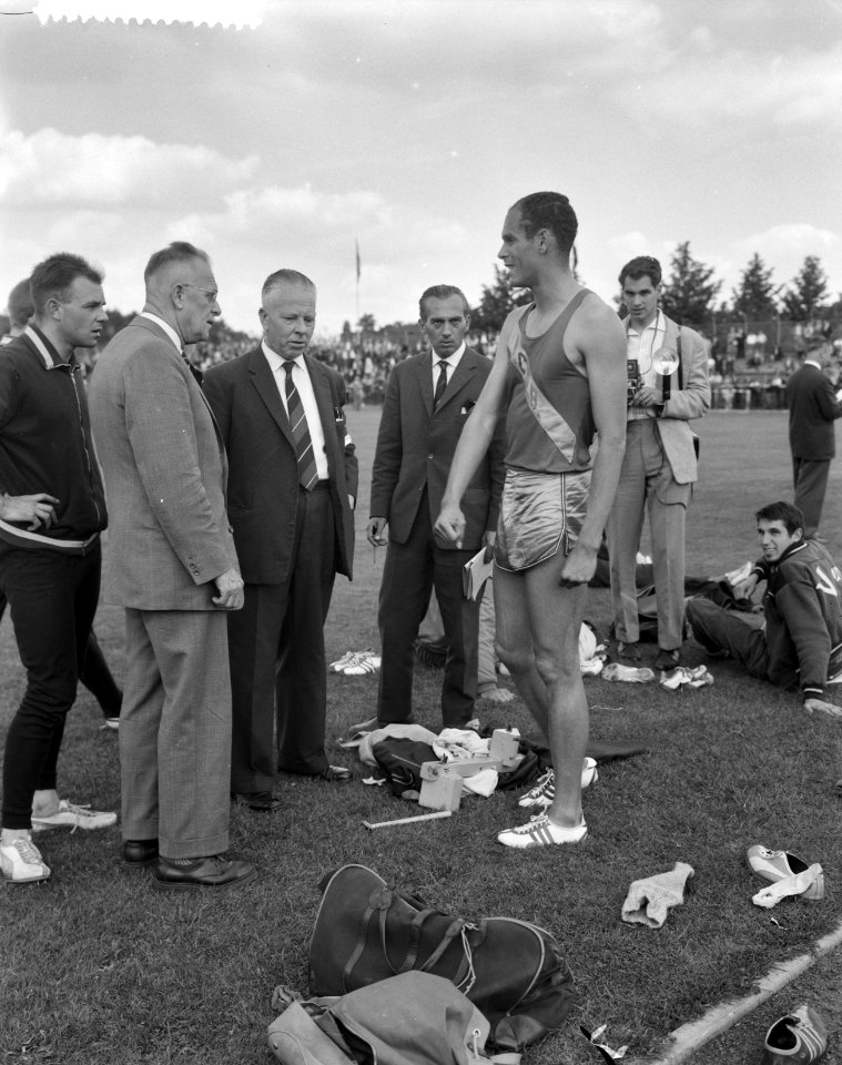 Nederlandse atletiekkampioenschappen in Eindhoven, Henk Visser maakt spijkers va, Bestanddeelnr 911-4512