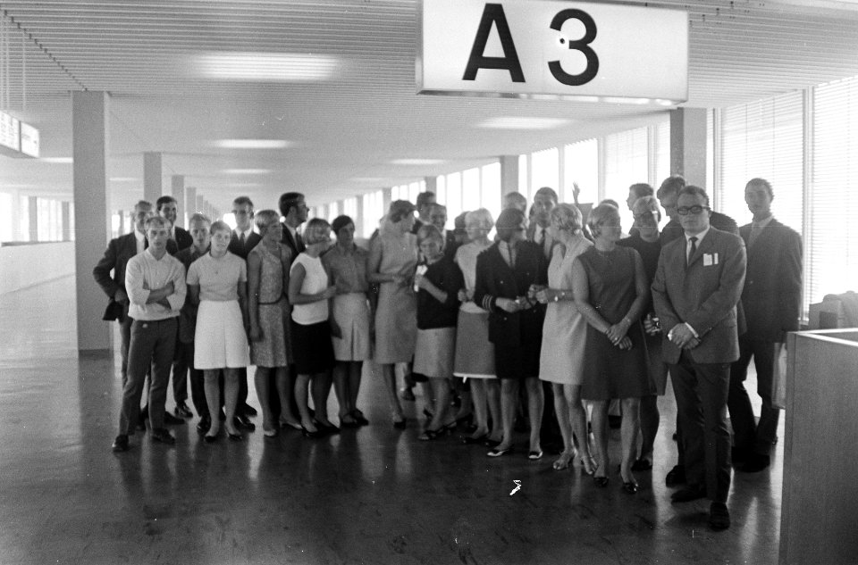 Nederlandse zwemploeg naar Blackpool. De ploeg op Schiphol, Bestanddeelnr 920-6313