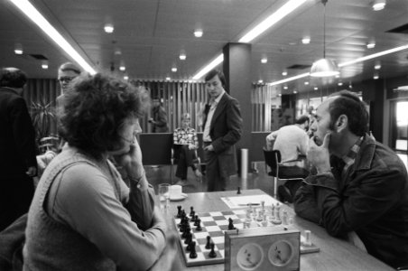 Negatiefnr 24a Portisch, nrs 32a en 33a Jan Timman tegen Portisch, Karpov kijkt , Bestanddeelnr 931-0508