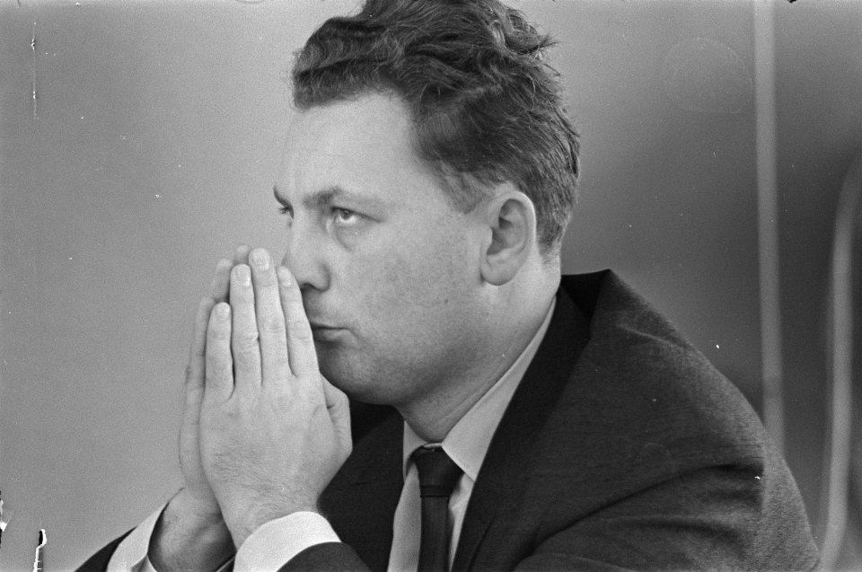 Nederlands Schaakkampioenschap. Hans Bouwmeester in gepeins verzonken, Bestanddeelnr 920-8278