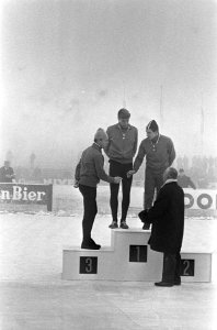 Nederlands Schaatskampioenschappen te Deventer, huldiging 500 of 1500 meter vl, Bestanddeelnr 918-6114