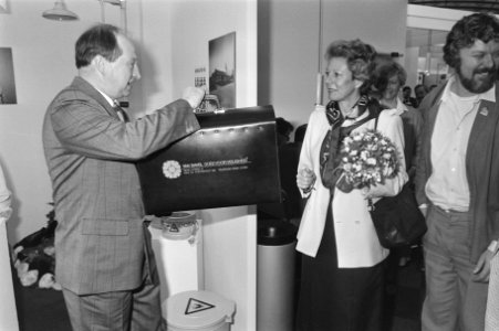 Neelie Smit-Kroes krijgt de calamiteitenkoffer van P. Bavel, Bestanddeelnr 933-6341