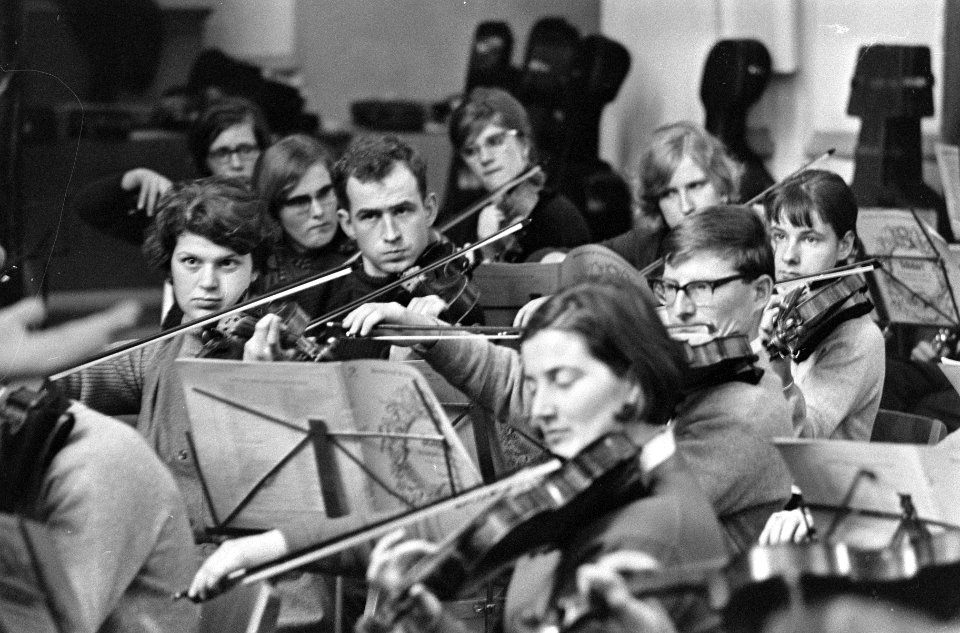 Nederlands Studenten Orkest in Bergen, Noord-Holland, studenten tijdens repetiti, Bestanddeelnr 918-6334