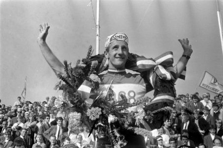 Nederlandse wielerkampioenschappen op de weg te Beek Prof Eef Dolman op podium m, Bestanddeelnr 921-5434