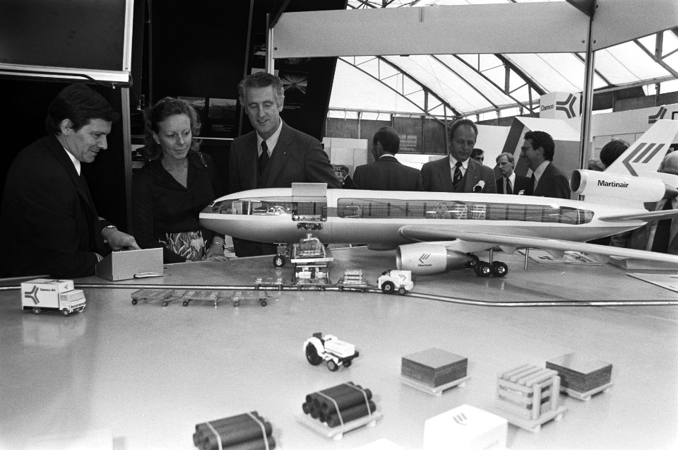Neelie Smit-Kroes bekijkt met Martinair-directeur Schröder het model van een Mar, Bestanddeelnr 931-0514