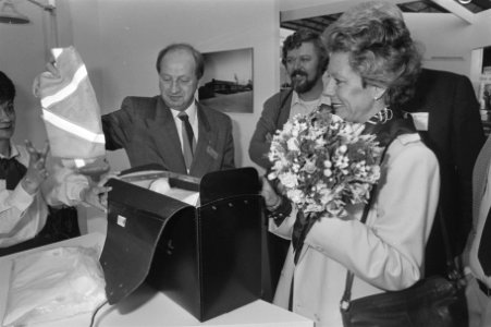 Neelie Smit-Kroes krijgt de calamiteitenkoffer van P. Bavel, Bestanddeelnr 933-6342