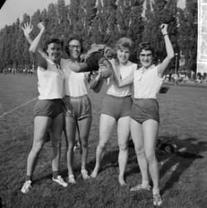Nederlanse Estafetten Kampioenschappen. Van der Wegen , Mutter, Van Lunteren , V, Bestanddeelnr 912-9129