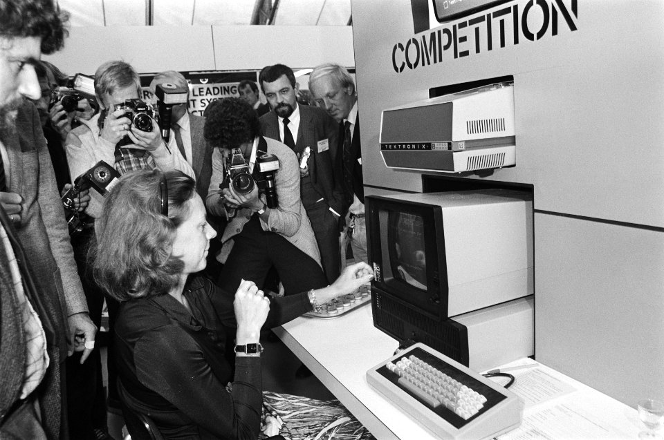 Neelie Smit-Kroes achter een computer tijdens de rondleiding over de tentoonstel, Bestanddeelnr 931-0515