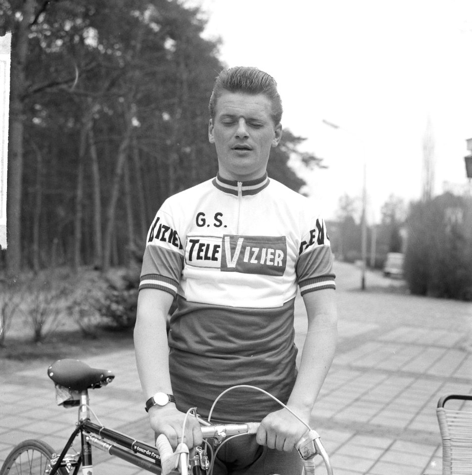Nederlandse wielerploeg aan Tour de France 1964 gepresenteerd, Jo de Haan met fi, Bestanddeelnr 916-2235