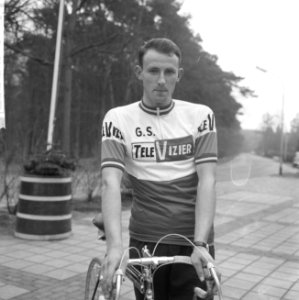 Nederlandse wielerploeg aan Tour de France 1964 gepresenteerd, R Wouters met fi, Bestanddeelnr 916-2239