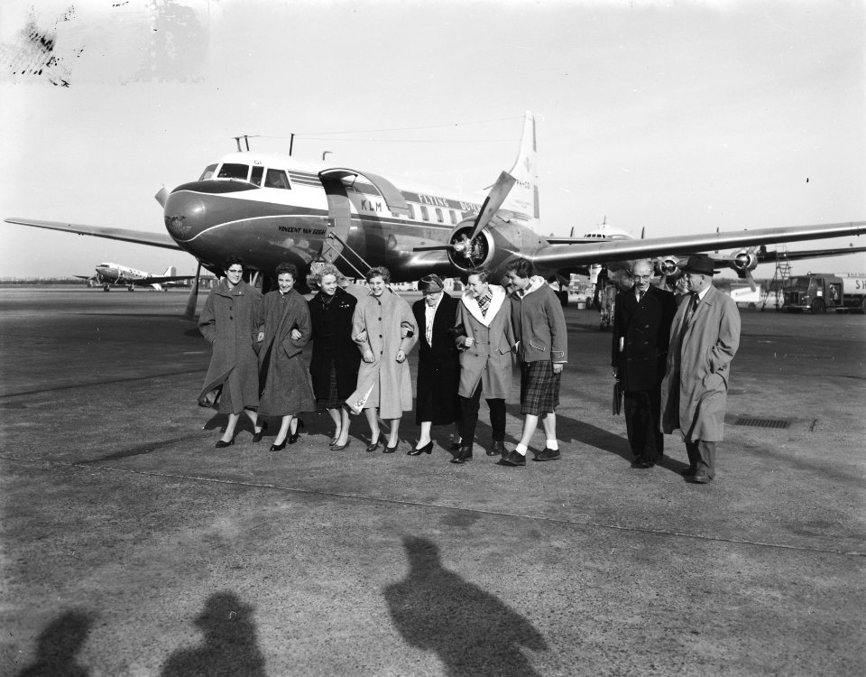Nederlandse zwemsters naar Moskou via Helsinki, vertrek Schiphol, Bestanddeelnr 907-4296