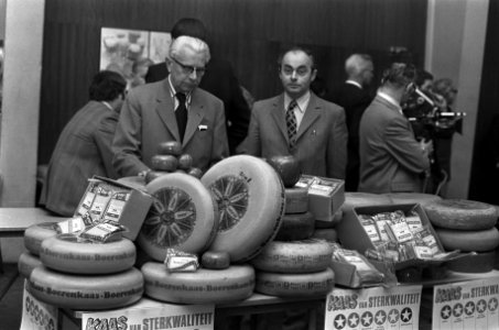 Nederlandse Zuivelbeurs bestaat 50 jaar, stand met allerlei soorten kaas, Bestanddeelnr 926-2899