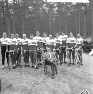 Nederlandse wielerploeg aan Tour de France 1964 gepresenteerd, hele ploeg met Ce, Bestanddeelnr 916-2220