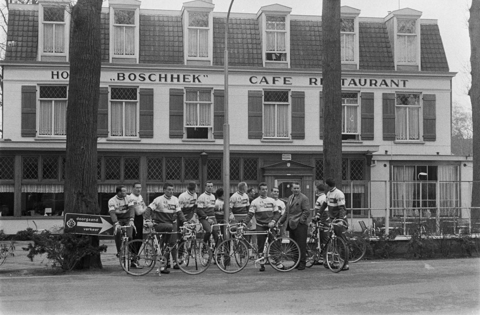 Nederlandse wielerploeg aan Tour de France 1964 gepresenteerd, ploeg voor het ho, Bestanddeelnr 916-2224