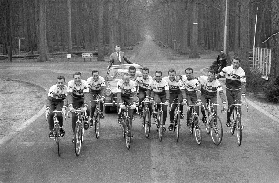 Nederlandse wielerploeg aan Tour de France 1964 gepresenteerd, tijdens een train, Bestanddeelnr 916-2221