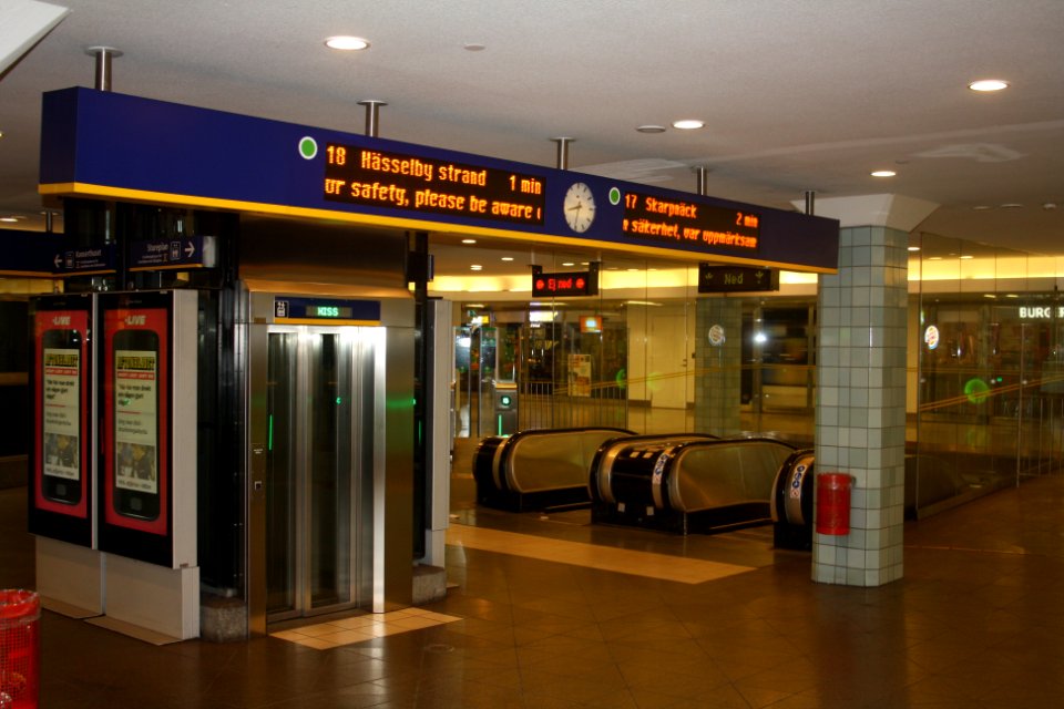 Nedgång till perrongen på Hötorget