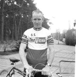 Nederlandse wielerploeg aan Tour de France 1964 gepresenteerd, Piet van Est met , Bestanddeelnr 916-2229