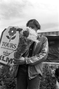 Nederlandse zwemkampioenschappen Den Hommel Enith Brigitha met bloemen, Bestanddeelnr 927-3449