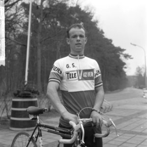 Nederlandse wielerploeg aan Tour de France 1964 gepresenteerd, Cees Haast met fi, Bestanddeelnr 916-2247