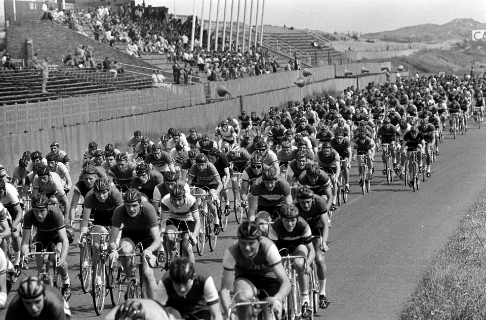 Nederlands Kampioenschap Wielrennen voor Nieuwelingen. Het peleton in aktie op C, Bestanddeelnr 920-5263