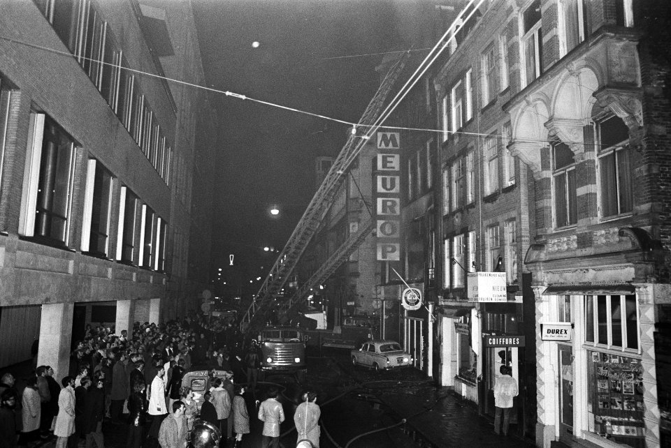 Negen gastarbeiders gedood bij brand in Amstelstraat, Amsterdam, Bestanddeelnr 924-0692