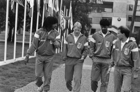 Nederlands Elftal op Papendal vlnr Ruud Gullit, Ronald Koeman en Frank Rijkaard, Bestanddeelnr 933-7840